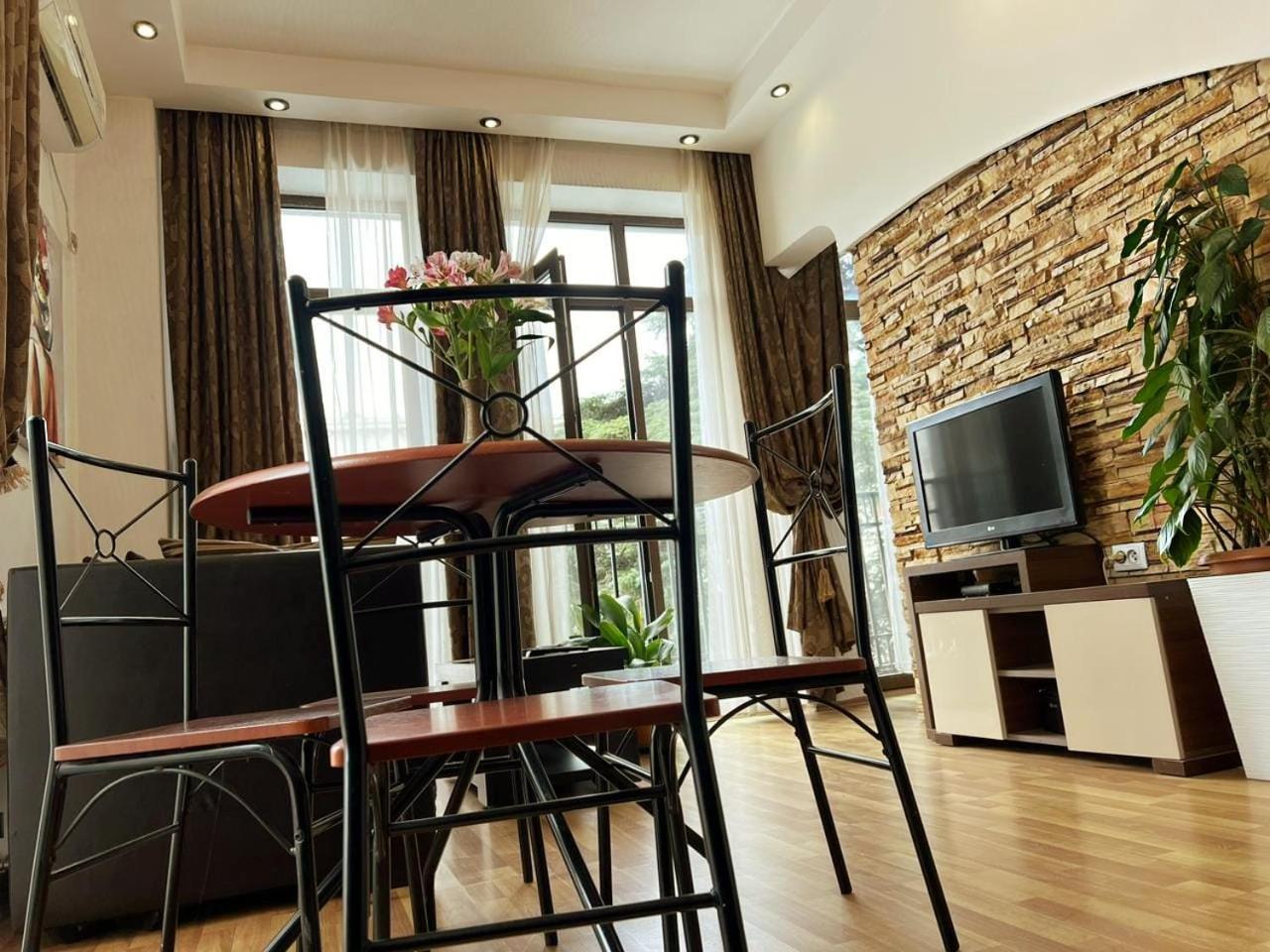 Cozy Apartment In The City Center Mtatsminda Tiflis Exterior foto